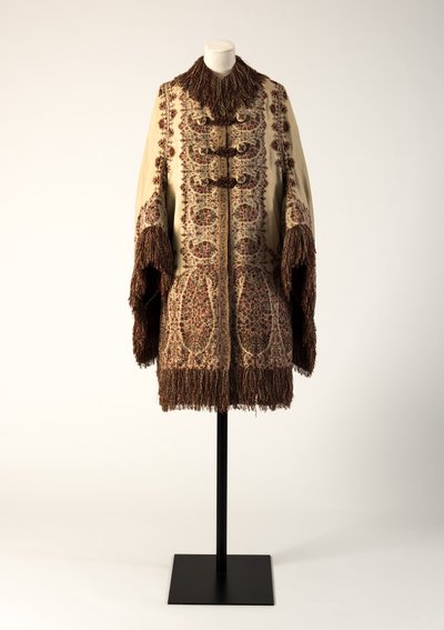 Cream wool mantle made from woven Kashmir shawl, 1870s by Unbekannt Unbekannt